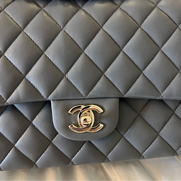 Chanel medium classic flap Lambskin handbag - Picture 8 of 16
